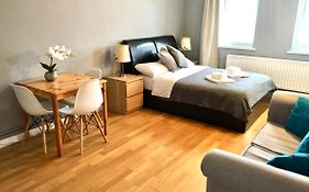 Lovely Studio Room In The Heart Of Kingston Upon Thames